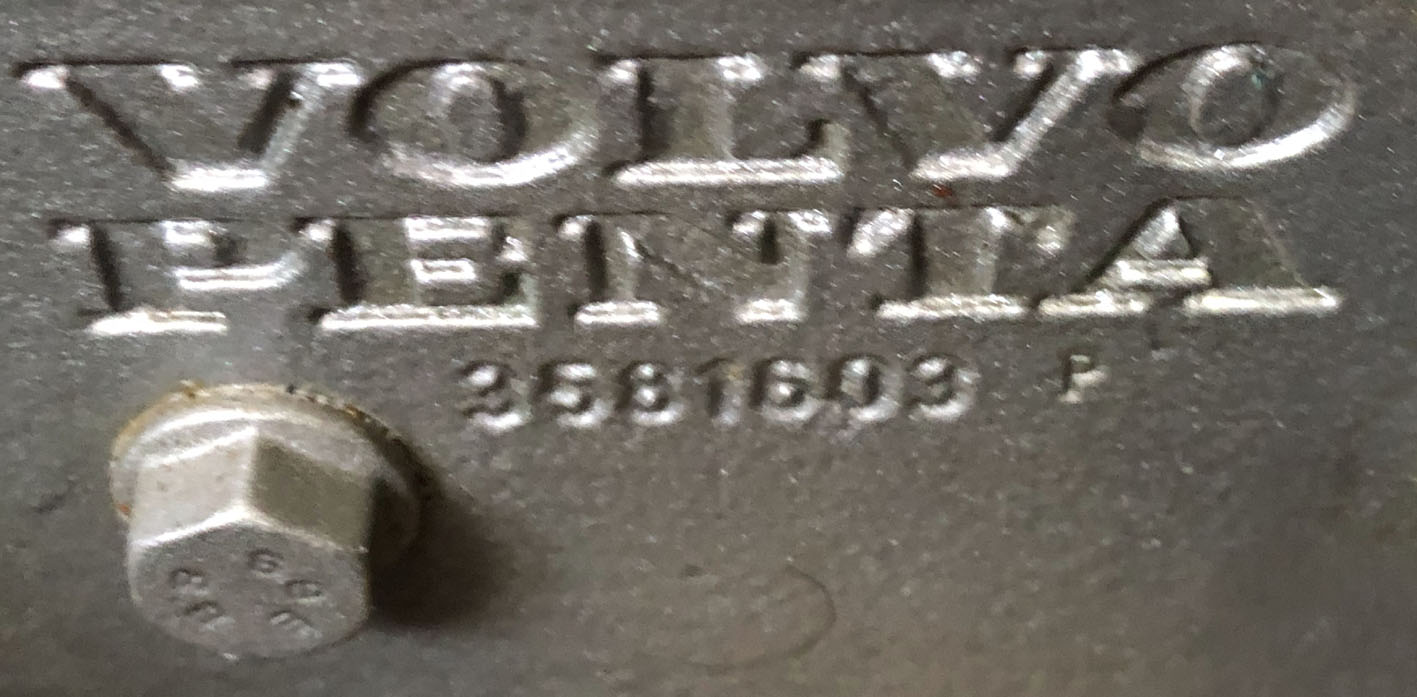 Volvo Penta am Getriebe eingestanzt
